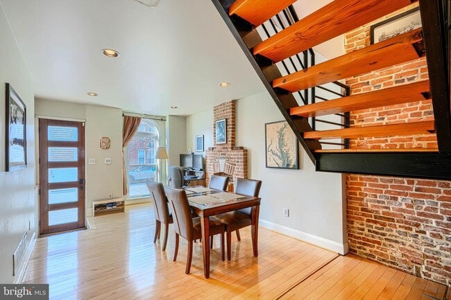 Building Photo - 542 E Clement St