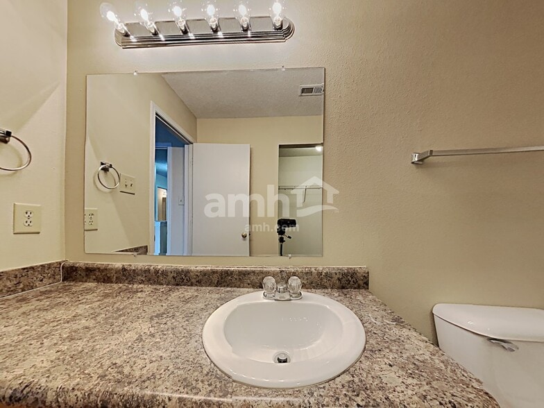 Building Photo - 8450 Ash Grove Dr