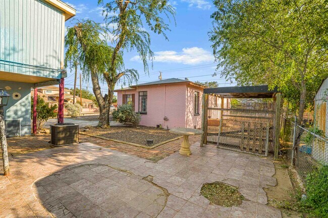 Building Photo - 1820 Aldama St