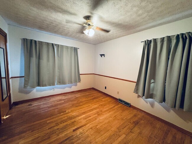 Building Photo - One Level Country Living