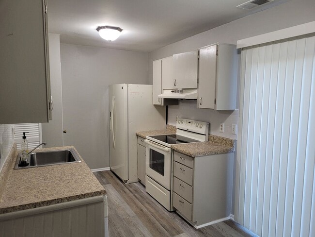 Building Photo - Townhouse in the Heart of Virginia Beach!