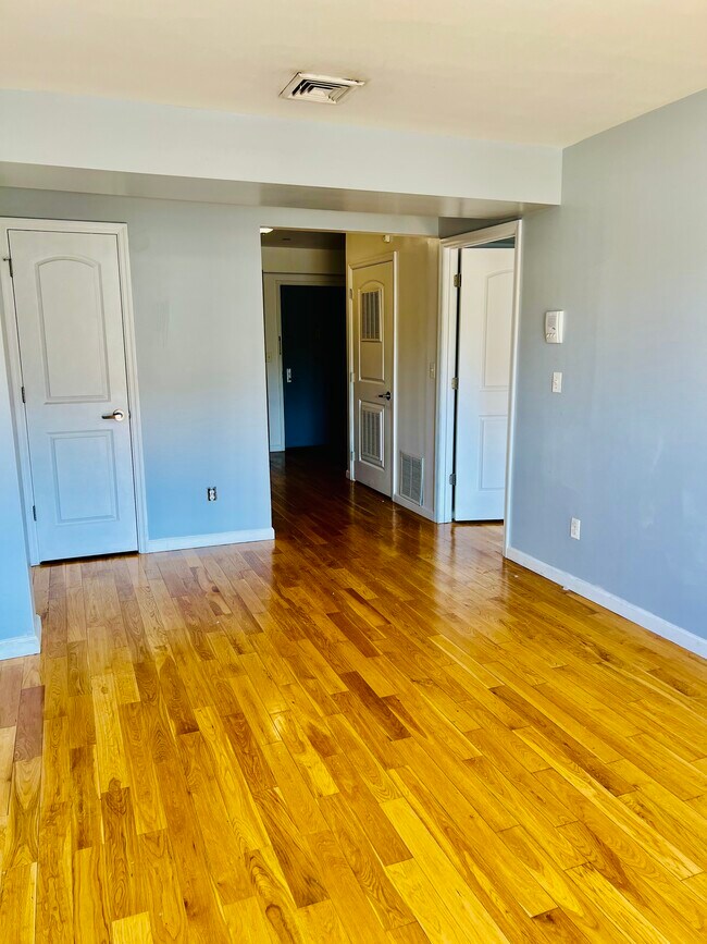 Building Photo - 143 Main St