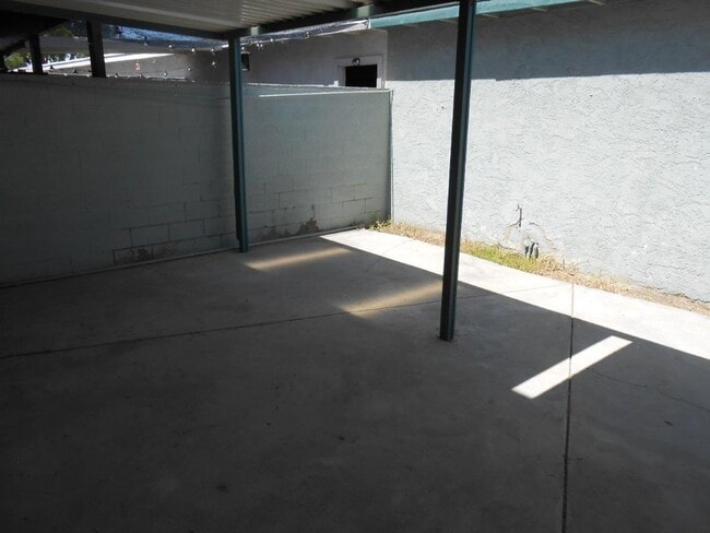 Building Photo - Spacious 2 story Townhouse with Community Pool
