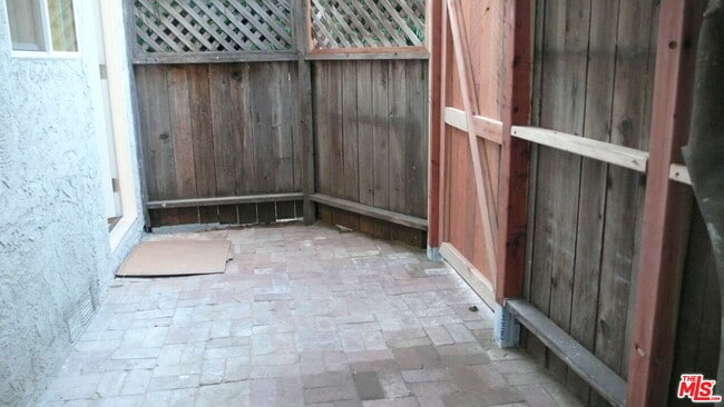 Building Photo - 252 Hampton Dr