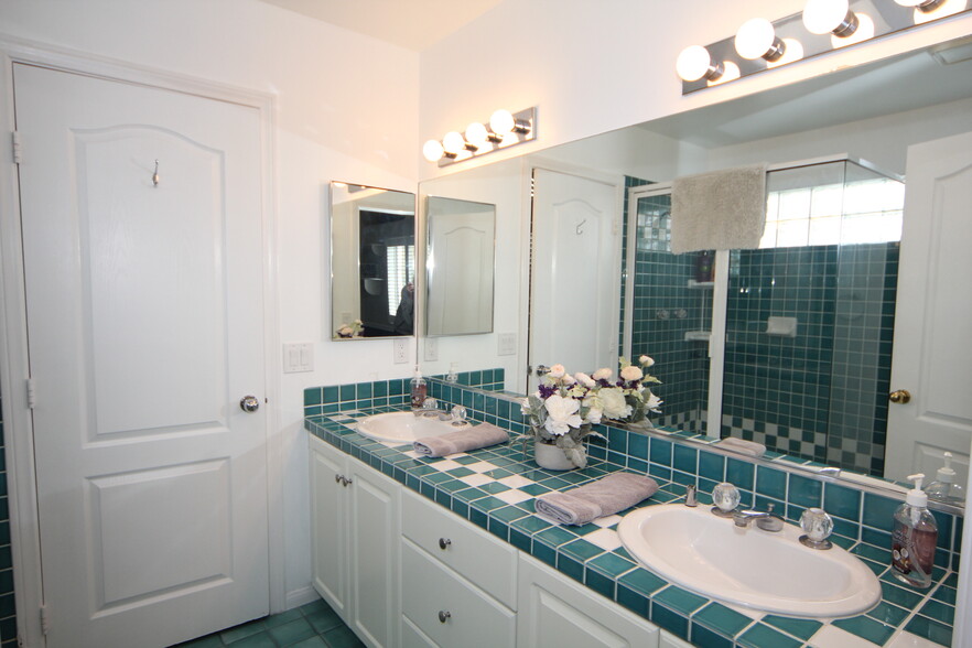 Upstairs Guest Bath #2 - 2312 Glenbrook Way