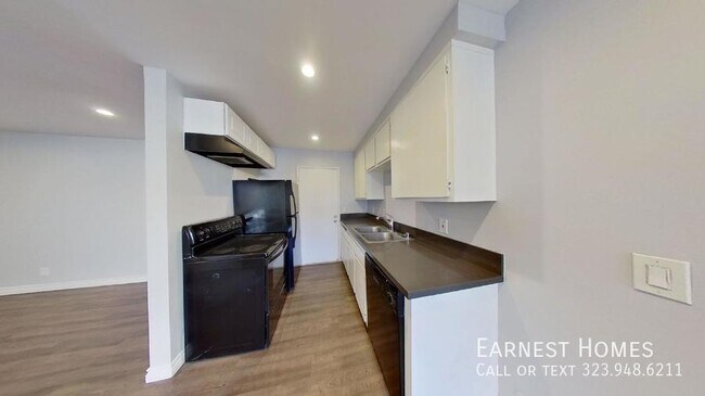 Building Photo - 525 N Sycamore Ave