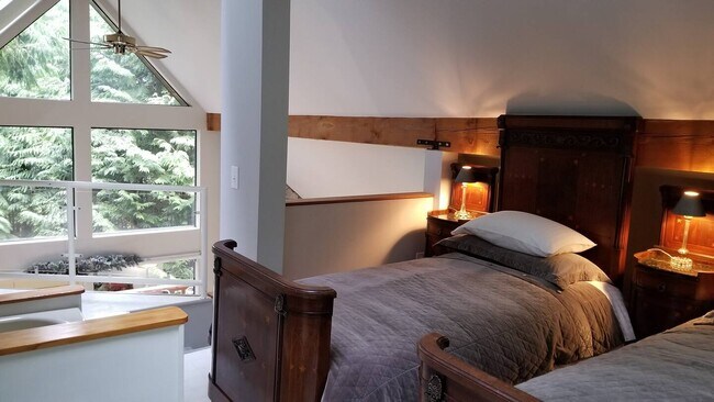 Building Photo - 1881 Cliff Rd