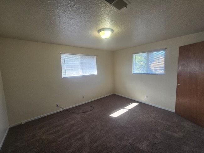 Building Photo - Price reduced! Pet-friendly and updated 3BR/1BA Eureka home