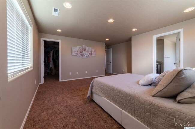 Building Photo - Great Kennewick Location