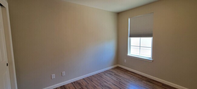 Building Photo - End Unit Condo In Highland Park Subdivision