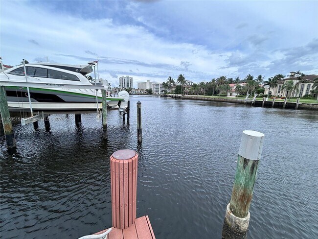 Building Photo - 484 Commodore Cir