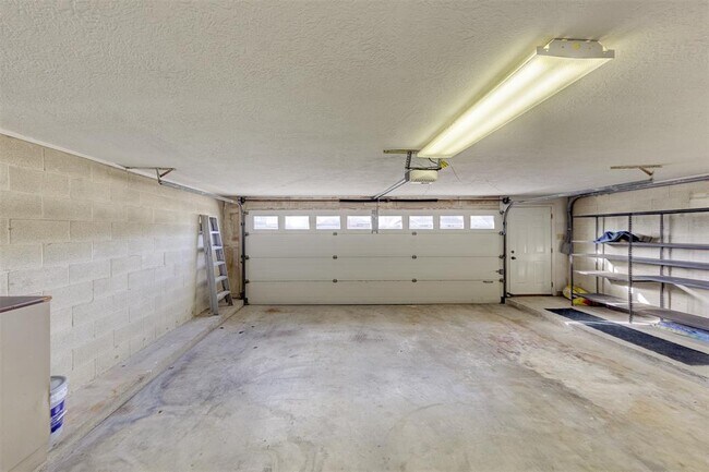 Building Photo - 2452 Country Club Dr