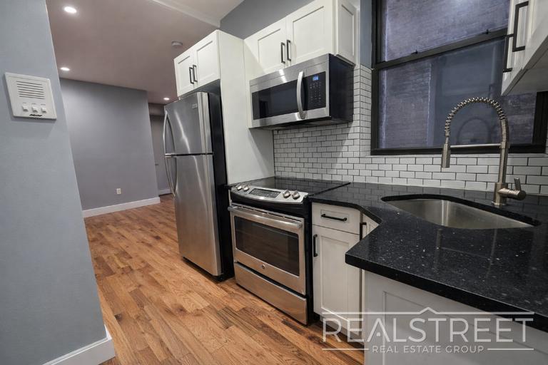 Building Photo - 1 Bed W. Tons of Space in Crown Heights!