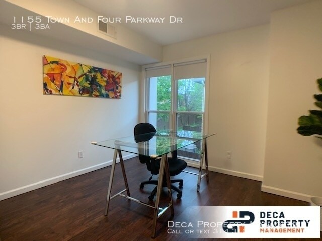 Building Photo - 3 Bedroom Townhome