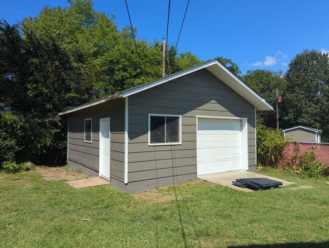 Building Photo - Spacious Rossville House