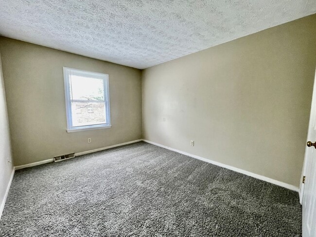 Building Photo - 3 Bedroom Duplex in Tates Creek!