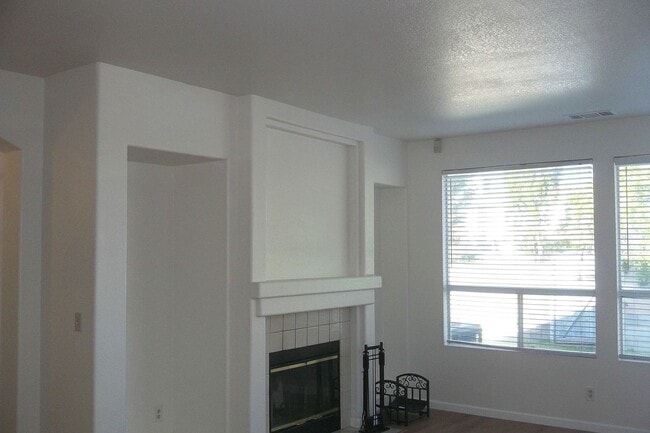 Building Photo - Solar electric home in the Laguna area of Elk Grove