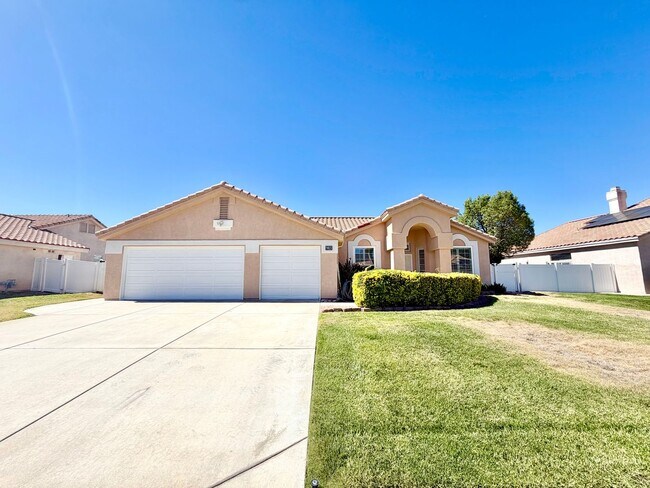 Building Photo - Move-In Ready 3 Bedroom 2 Bathroom Hemet Pool Home with Solar