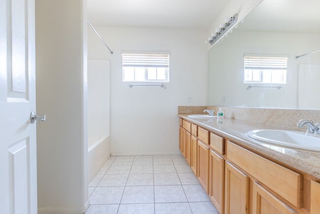 Building Photo - Stunning 4-Bedroom Home for Rent in Brawley!