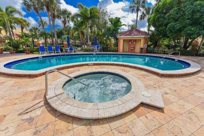 Building Photo - 200 Uno Lago Dr