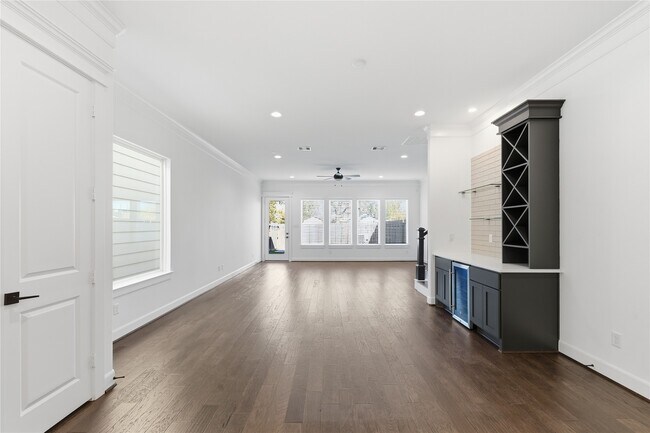 Building Photo - 819 W 19th St