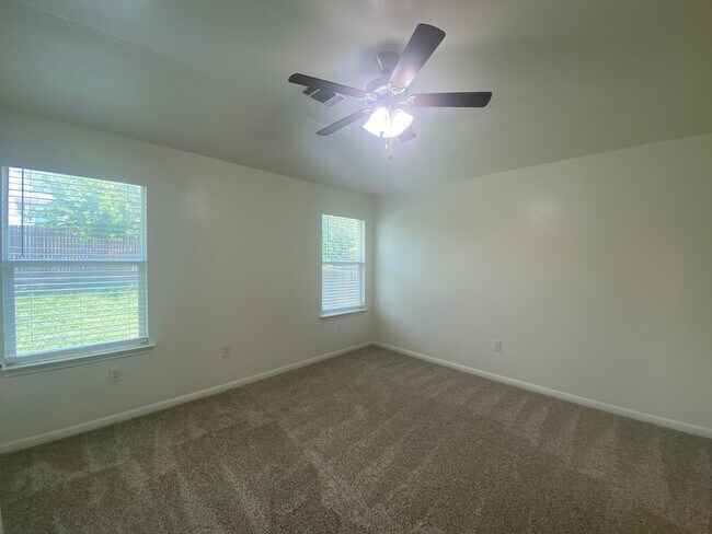 Building Photo - Updated Home in Pioneer Crossing! Available for July!
