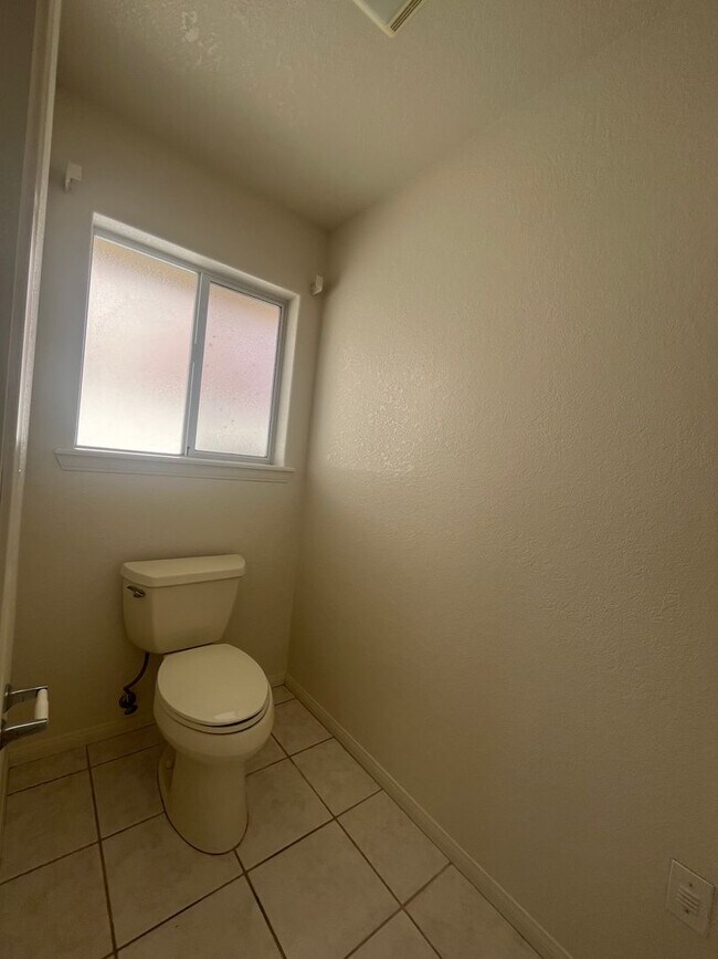 Building Photo - Lake front 3 bed 2 bth home in Helendale!