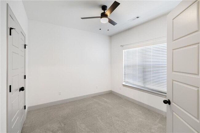 Building Photo - 1001 Laux Ln