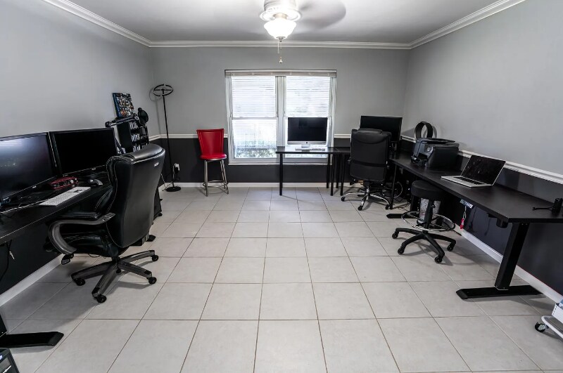 Building Photo - 709 Fairway Dr