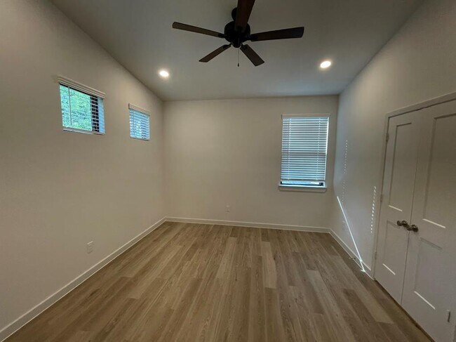 Building Photo - 2517 Appian Way