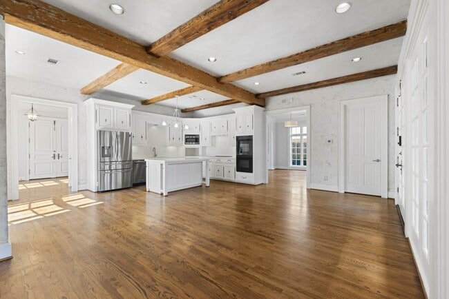 Building Photo - Elegant Living Minutes from the Medical Ce...