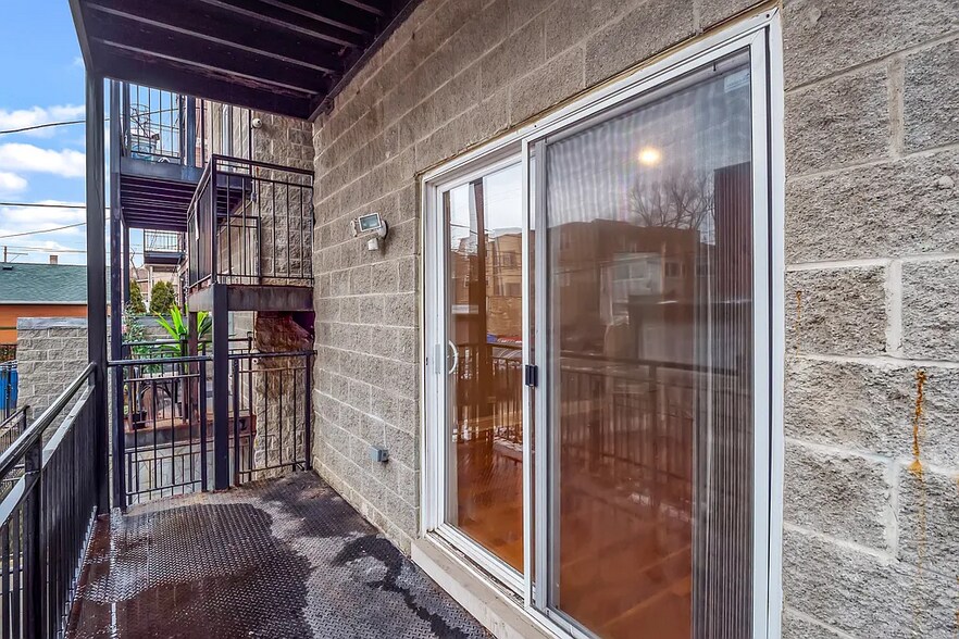 Building Photo - 6229 N Richmond St