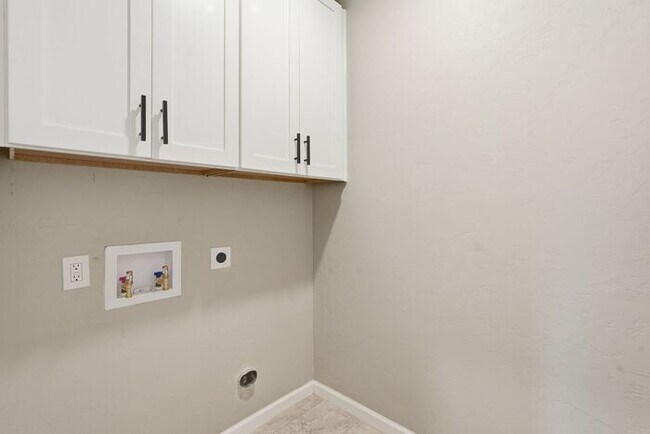 Building Photo - Bright, Fresh & Pet-Friendly — 3BR Retreat Minutes from U of A