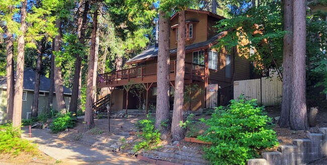 Building Photo - 3 bedroom, 2 bathroom in Twin Peaks