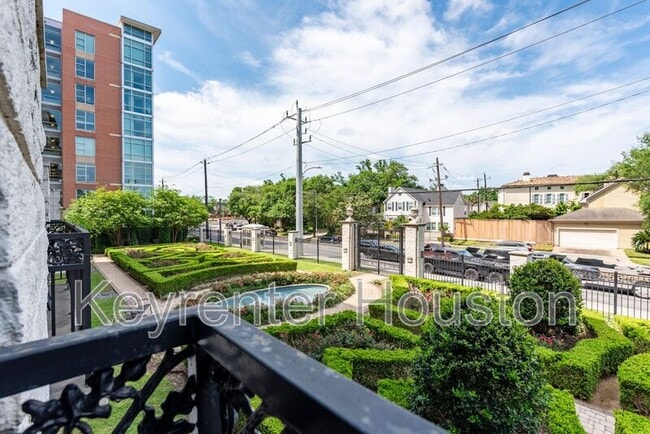 Building Photo - 1005 S Shepherd Dr