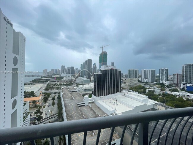 Building Photo - 1750 N Bayshore Dr
