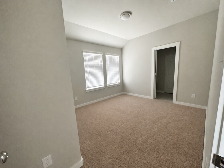 Building Photo - 225 Mountain Meadow Ln