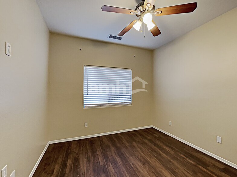 Building Photo - 5526 W Pecan Rd