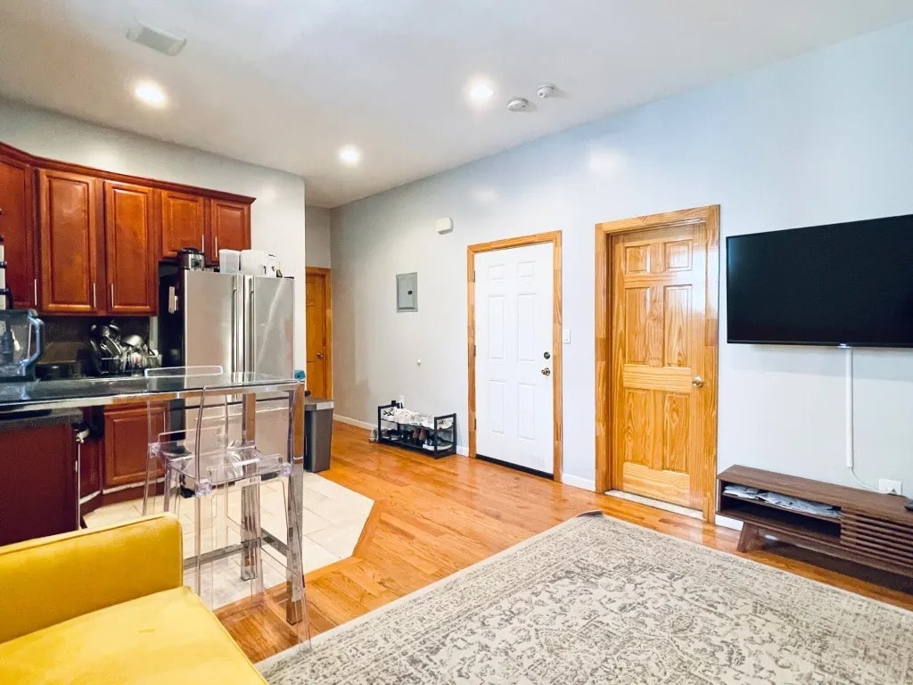 Building Photo - Furnished room/NOT APARTMENT