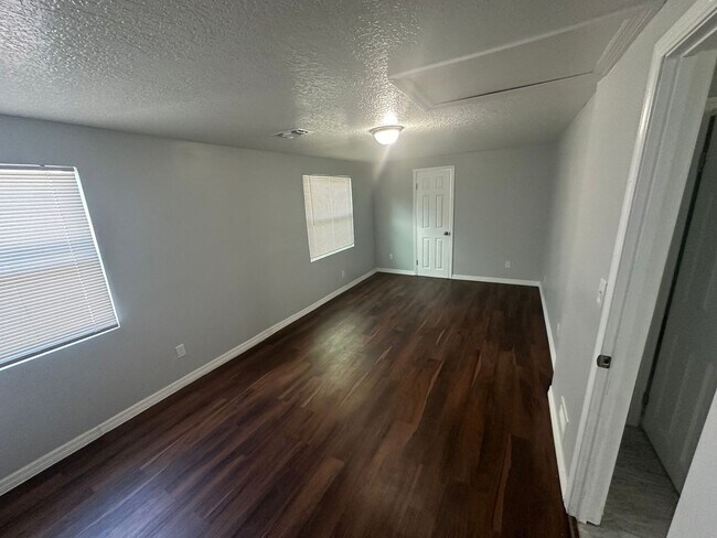 Building Photo - **Move in Ready** 3/2 Single Family home