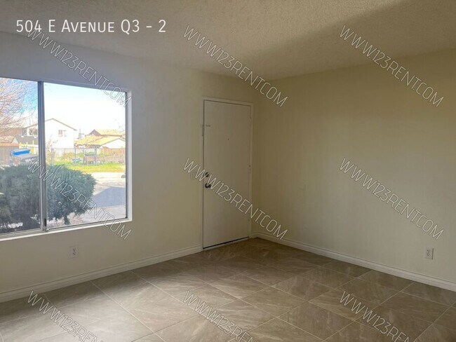 Building Photo - 504 E Ave Q3