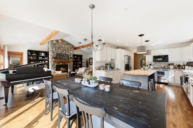 Building Photo - 4 bedroom in Tukwilla WA 98188