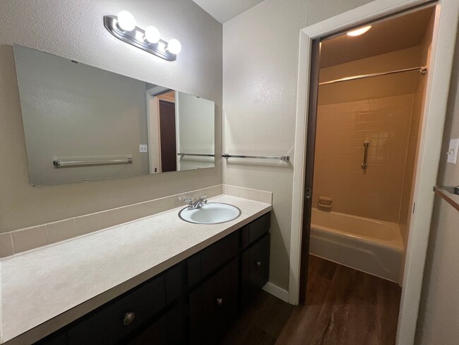 Building Photo - 3 bedroom 1.5 Bathroom Duplex Available Now!