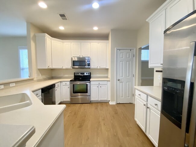 Building Photo - Charming Four-Bedroom Home in Bluffton with 3 Full Baths & Garage!