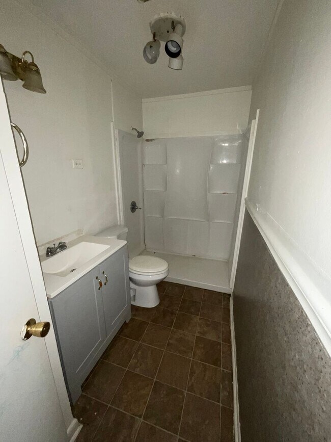 Building Photo - HOUSING SECTION 8 ONLY