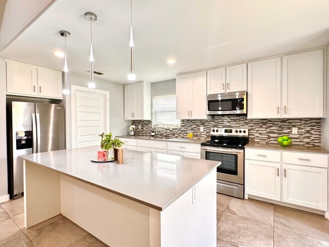 Building Photo - 1009 La Muralla St