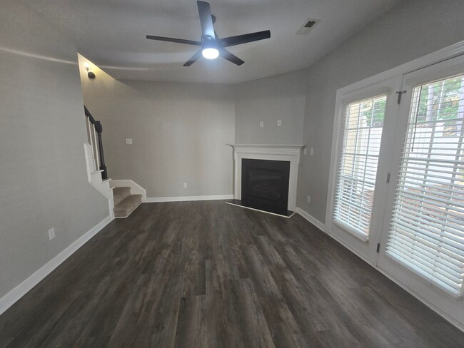 Building Photo - NEW LISTING!!!!