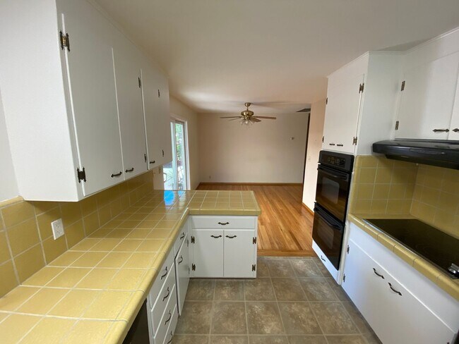 Building Photo - 301 Lacour Way