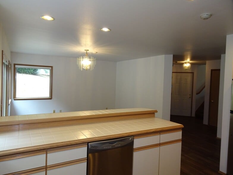Building Photo - Charming Large 2-Bedroom Condo in the Hear...