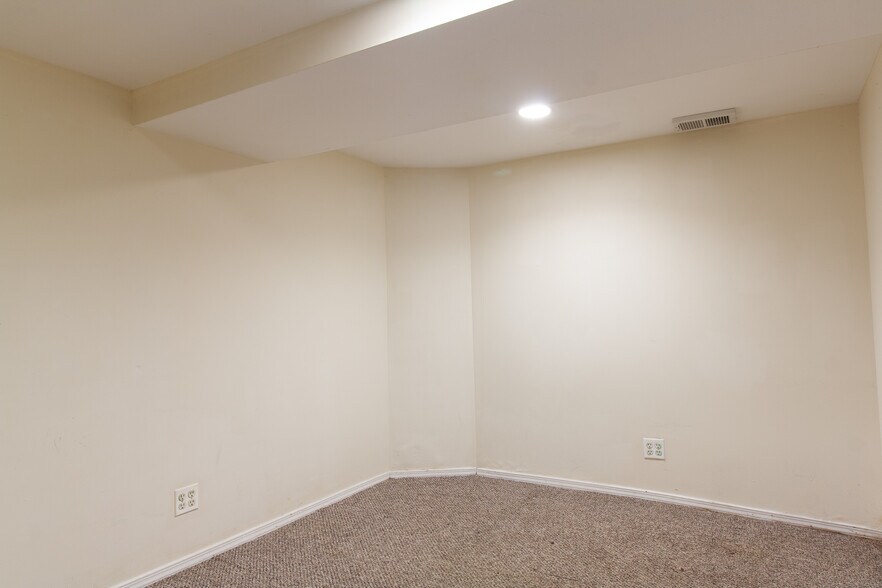 Building Photo - 828 W Dakin St